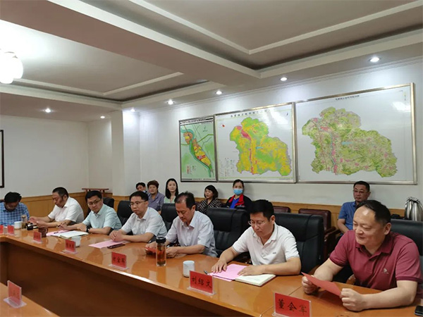 副区长穆洪军到张夏街道参加青岛理工大学与济南华泰环保科技有限公司产学研合作签约揭牌仪式