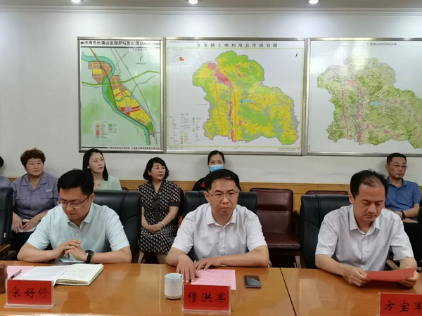 副区长穆洪军到张夏街道参加青岛理工大学与济南华泰环保科技有限公司产学研合作签约揭牌仪式