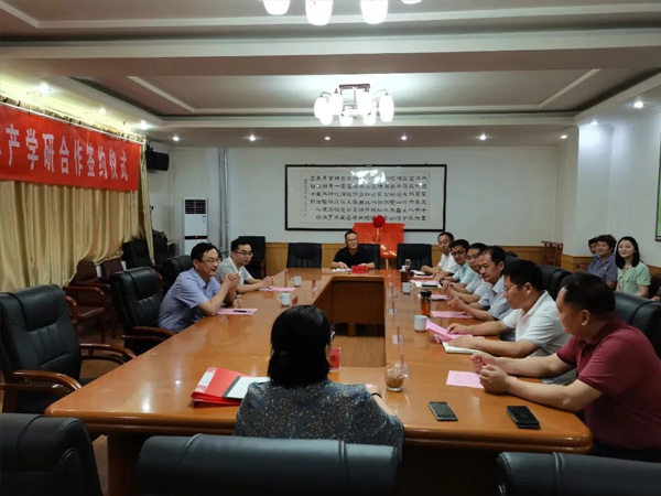 副区长穆洪军到张夏街道参加青岛理工大学与济南华泰环保科技有限公司产学研合作签约揭牌仪式