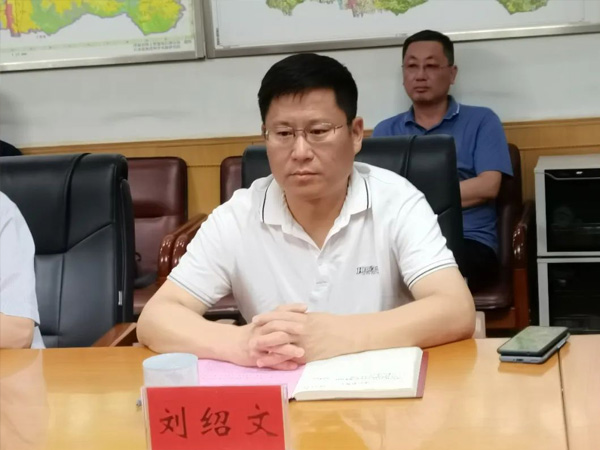 副区长穆洪军到张夏街道参加青岛理工大学与济南华泰环保科技有限公司产学研合作签约揭牌仪式