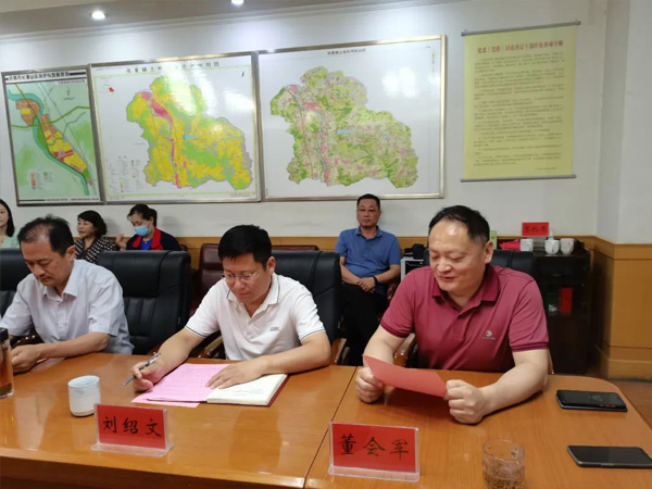 副区长穆洪军到张夏街道参加青岛理工大学与济南华泰环保科技有限公司产学研合作签约揭牌仪式