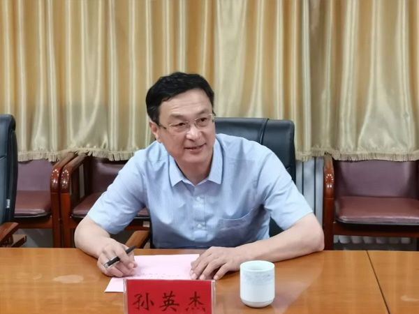 副区长穆洪军到张夏街道参加青岛理工大学与济南华泰环保科技有限公司产学研合作签约揭牌仪式