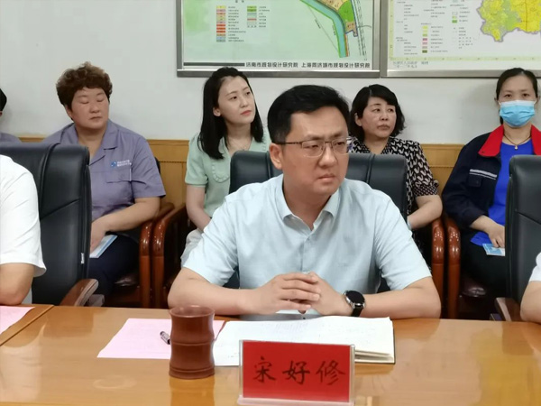 副区长穆洪军到张夏街道参加青岛理工大学与济南华泰环保科技有限公司产学研合作签约揭牌仪式