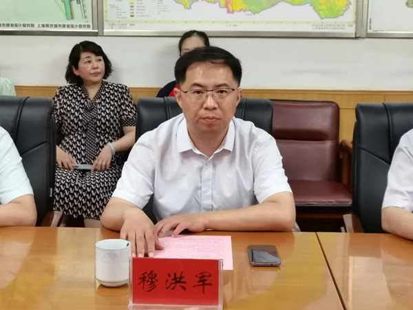 副区长穆洪军到张夏街道参加青岛理工大学与济南华泰环保科技有限公司产学研合作签约揭牌仪式